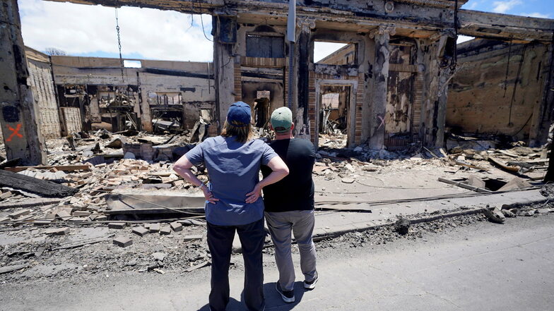 Josh Green (r), Gouverneur von Hawaii, besichtigt mit Deanne Criswell, Administratorin der FEMA (eine Organisation des Heimatschutzministeriums in den USA), das Ausmaß der Zerstörung.