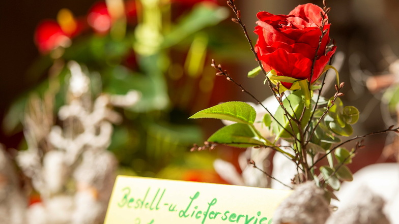Blumengestecke zum Valentinstag von Blumen Wendler stehen in der Kupferberg-Gaststätte in Großenhain auf einem Tisch. Die Kreationen werden auf Bestellung geliefert. Die Gaststätte bietet unabhängig auch ein Valentins-Menü an.