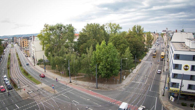 So sah das Eckgrundstück an der Weißeritz- und Friedrichstraße 2016 aus. Für den Neubau mussten etliche Bäume gefällt werden, was sehr umstritten war.