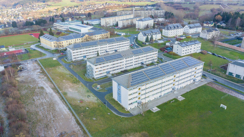 Die Luftaufnahme zeigt die ehemalige Bundeswehrkaserne in Schneeberg. Die Landesregierung will die dort untergebrachte Asylunterkunft schließen und zum reinen Polizeiausbildungsstandort ausbauen.
