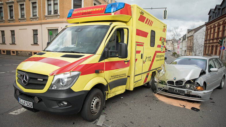 Rettungswagen kollidiert auf Einsatzfahrt mit Auto in Freiberg