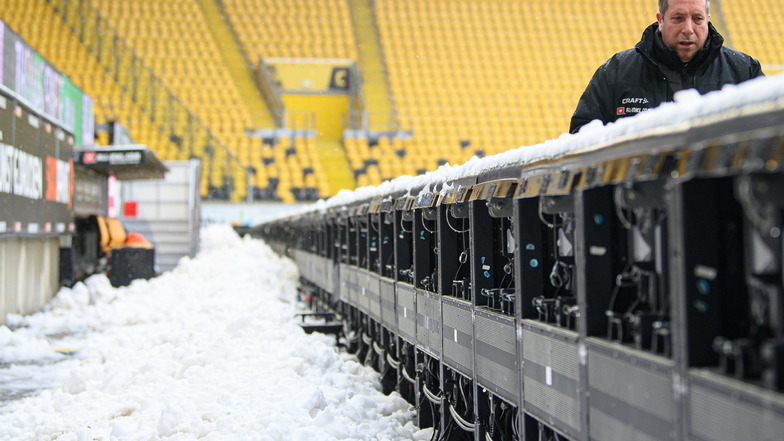 Doch zu viel Schnee: Dynamos Trainer Markus Kauczinski wird am Mittwoch seine Mannschaft nicht auf den Rasen im Rudolf-Harbig-Stadion schicken.