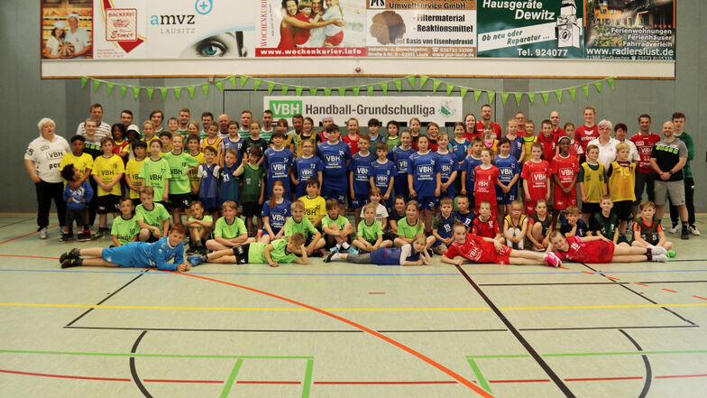 Ein Gruppenfoto aller Beteiligten zum Abschluss des Finals der VBH-Handball-Grundschulliga in Hoyerswerda durfte natürlich nicht fehlen.