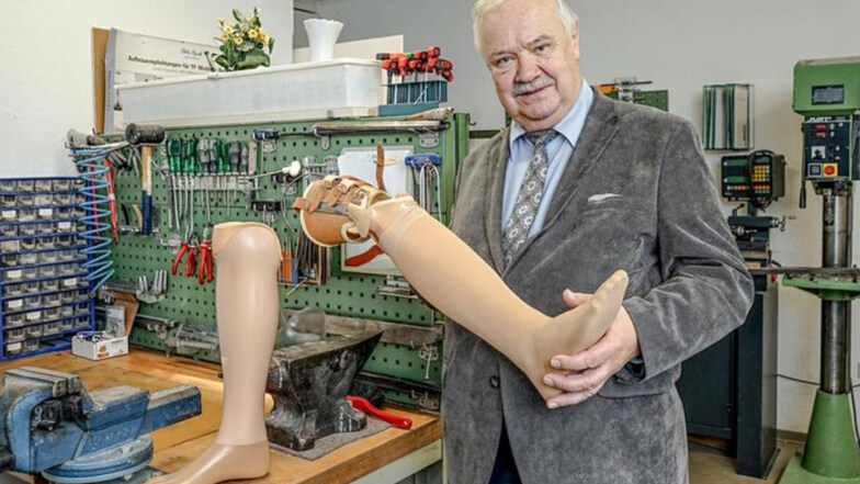 In der Werkstatt vom Sanitätshaus Adermann in Bautzen werden auch Unterschenkelprothesen hergestellt. Inhaber Henning Bodenstein zeigt zwei davon.