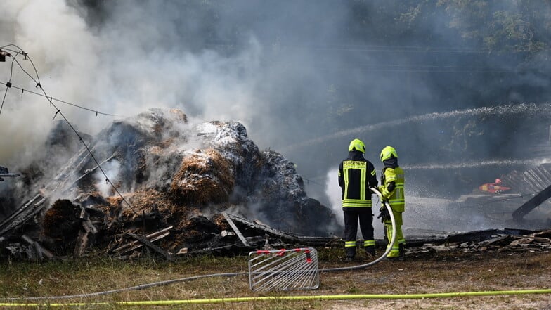 Die Feuerwehr löscht einen Brand in Girbigsdorf.