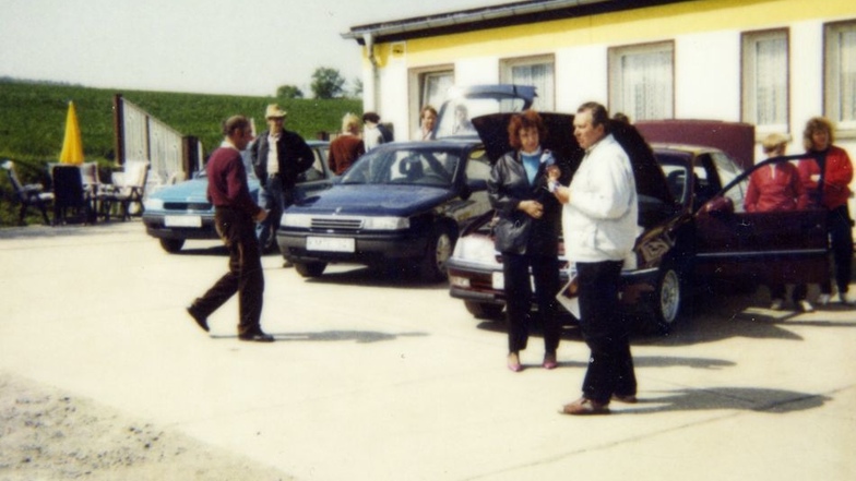 Juni 1990 an der Eselsburg: Die ersten Westautos sind da, das Interesse war auch beim neuen Opel-Vertragspartner Wolfgang Rank in Kamenz riesig, wie man sieht. Gekauft wurde erst ab 2. Juli, versteht sich.