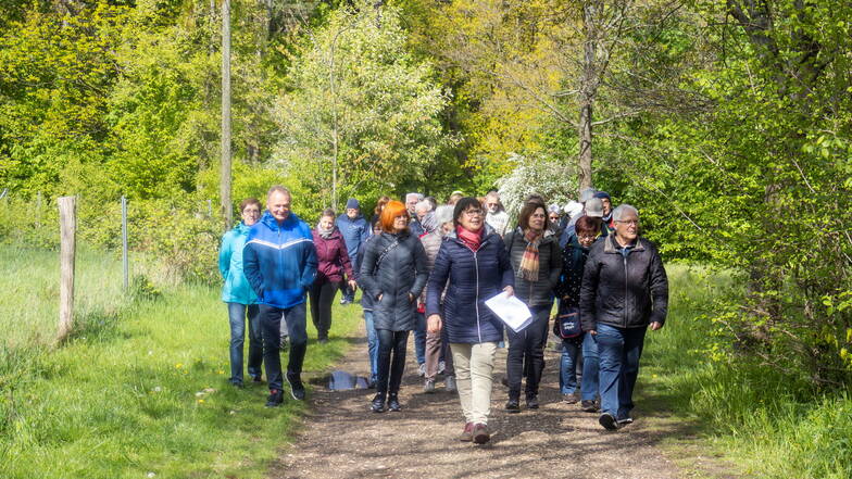 Gut besuchter Entdeckertag: Rund 30 Besucher kamen am Sonntag zur geführten Wanderung durch den Stadtpark.