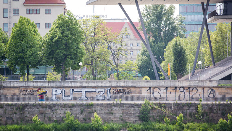 Die Sprayer nahmen offenbar Bezug auf die Verhandlung gegen die "Putzi"-Besetzer, die am Montag begann.