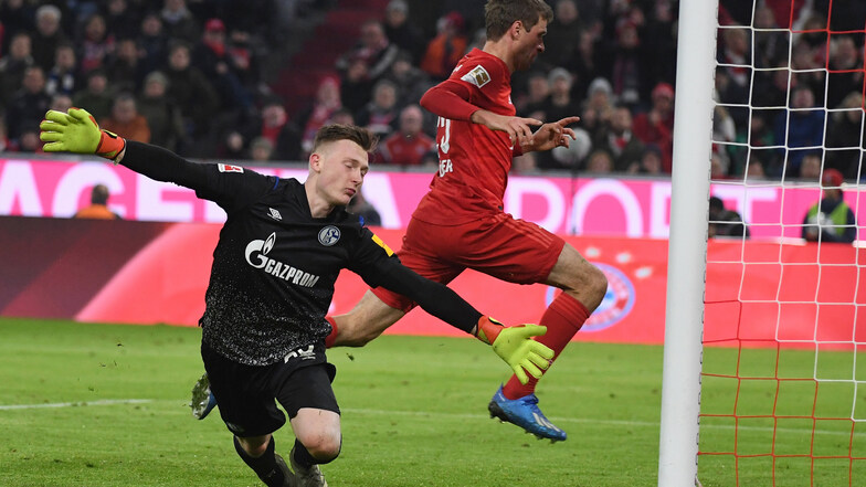 Er ist schon wieder geschlagen, auch wenn Markus Schubert die Arme ausbreitet. Der Treffer von Bayerns Thomas Müller (r.) zum 2:0 geht jedoch nicht auf die Kappe des Schalke-Torwarts.