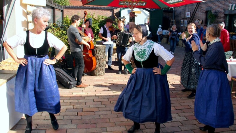 Die sorbische Gruppe „Serbska reja“ aus Leipzig spielte bei bestem Sonnabendnachmittagswetter zum Zeißiger Hoffest im Hof Sarodnik auf. Die sorbisch gekleideten Helferinnen auf dem Hof nutzten die einmalige Gelegenheit zu einer spontanen Tanz-Einlage.