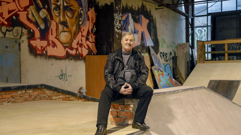 Vereinsvorsitzender Frank Fischer in der Seifhennersdorfer Skaterhalle. Das Angela-Merkel-Bild im Hintergrund hat dem Erhalt der Halle sehr geholfen.