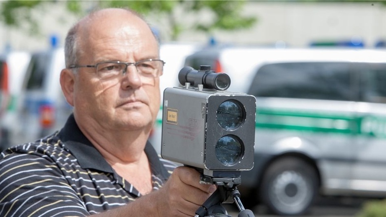 Die Laserpistole LTI 20-20 Polizeihauptmeister Uwe Schneider kann mit einem Klick ein anvisiertes Fahrzeug messen. Die Pistole – aus dem Jahr 1992 – ist handlich, schnell und universell einsetzbar. Sie misst bis 250 km/h. Nachteil: Die Beweisführung geht 