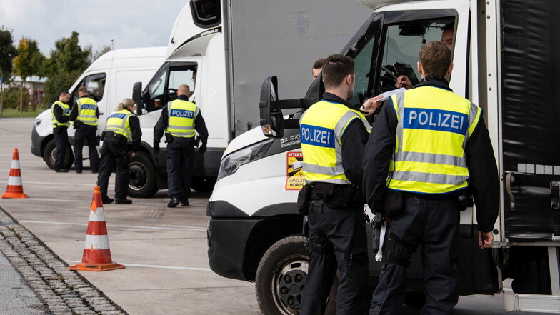 Bundespolizisten kontrollieren Fahrzeuge an der A4 bei Görlitz.