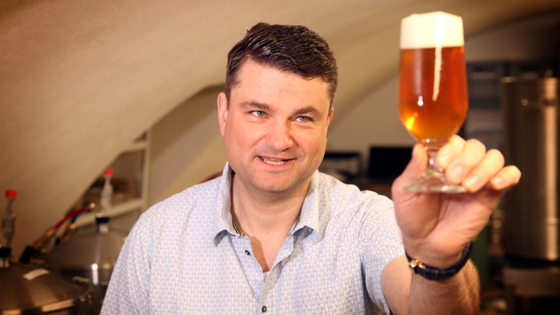 Dirk Busch, Juniorchef im Pulsnitzer Schützenhaus, hat sich seinen Traum erfüllt: Er braut jetzt sein eigenes Bier. Ab sofort läuft das "Original Pulsnitzer Schützenbier" aus dem Hahn in die Gläser.