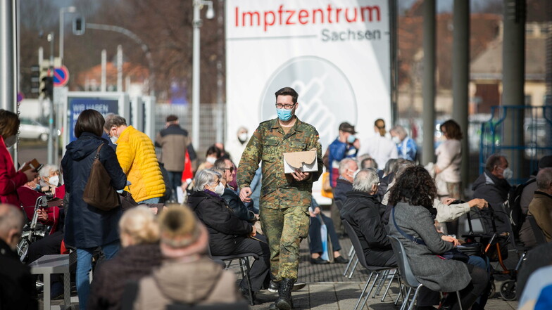 Bundeswehrsoldaten verteilten vor der Messe - dem derzeitigen Dresdner Impfzentrum - Getränke an die Wartenden.