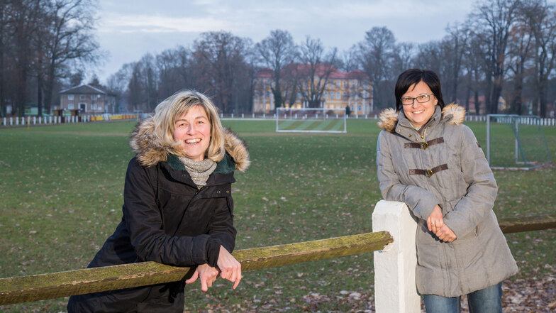 Maren Pohlank (links) und Manja Fietze sind zwei Kreba-Neudorferinnen, die großen Anteil daran haben, dass der kleine Ort als drittschönstes Dorf in Sachsen ausgezeichnet wurde.