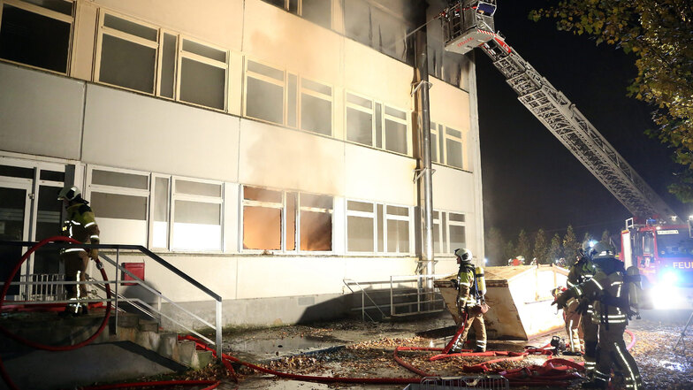 Am 31.10.2015 löschte die Feuerwehr kurz nach Mitternacht einen Brand im seit Jahren leer stehenden Visa Hotel in Dresden-Cossebaude. Hier hatten Brandstifter ein Feuer gelegt.