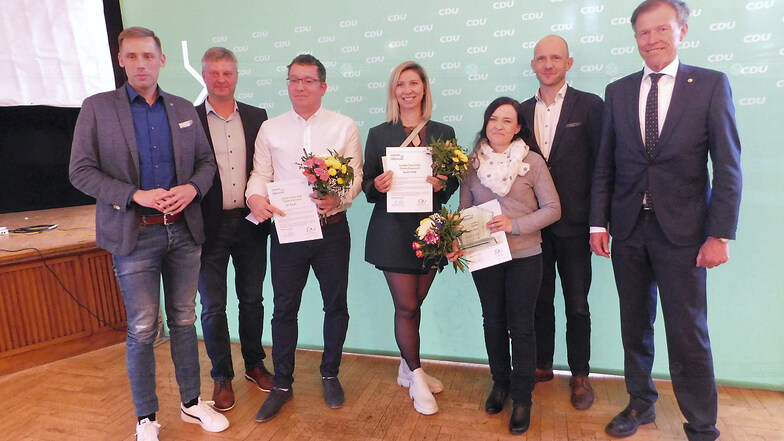 Matthias Rößler und Stephan Meyer übergaben Nicole Mirle, Telefonseelsorge Oberlausitz, den Lausitz-Preis. Gratuliert wurde zudem Sarah Hilke (Platz 2) und Jan Bauer (Platz 3) – auch durch Tilmann Havenstein und CDU-Kreischef Florian Oest. (v.r.n.l.).