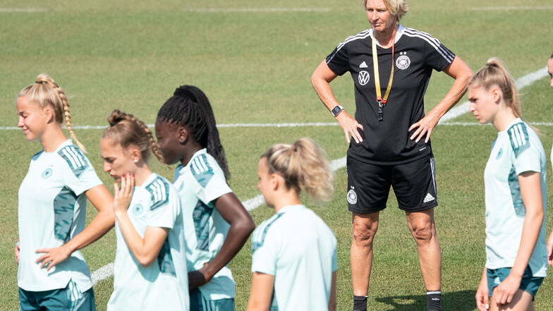 Die Bundestrainerin sieht die deutsche Frauen-Nationalmannschaft als Vorbild für Diversität. "Bei uns werden viele gesellschaftlich relevante Themen mit großer Offenheit gelebt", sagt Martina Voss-Tecklenburg.