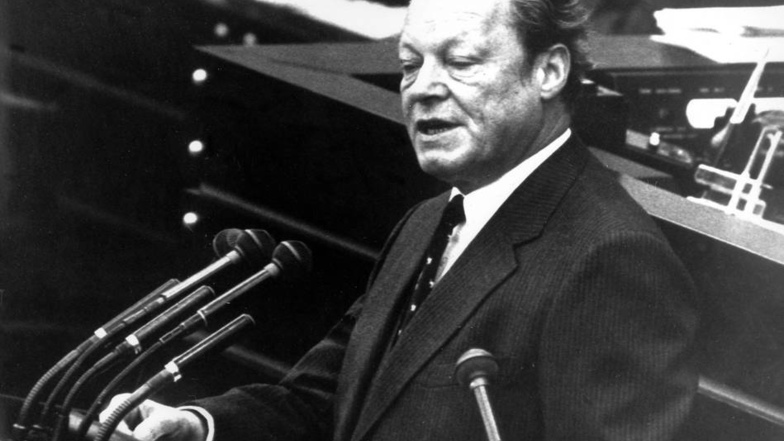 Bundeskanzler Willy Brandt stellte am 20. September 1972 vor dem Bonner Bundestag die Vertrauensfrage. Nachdem die Abgeordneten ihm das Vertrauen entzogen hatten, endete erstmalig eine Legislaturperiode des Deutschen Bundestages vorzeitig.