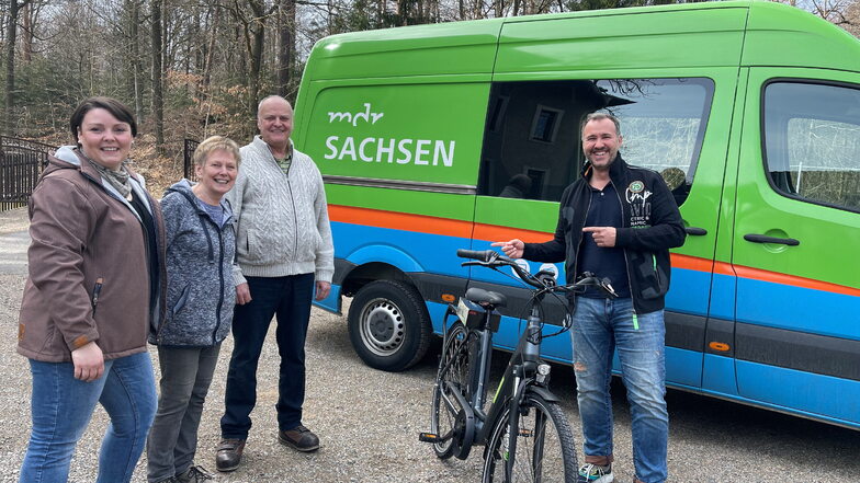 So sieht die glückliche Gewinnerin eines E-Bikes aus. Stefanie Möckel (li) mit ihren Eltern bekommt das gute Stück von MDR-Sachsen-Moderator Silvio Zschage vorbeigebracht.