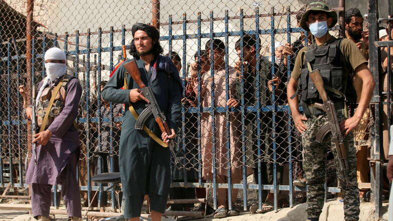 Kämpfer der Taliban stehen Wache an einem Grenzübergang zwischen Pakistan und Afghanistan.