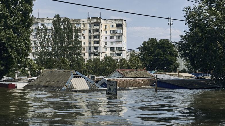 Ukraine: Russische Truppen beschießen Rettungskräfte im Flutgebiet