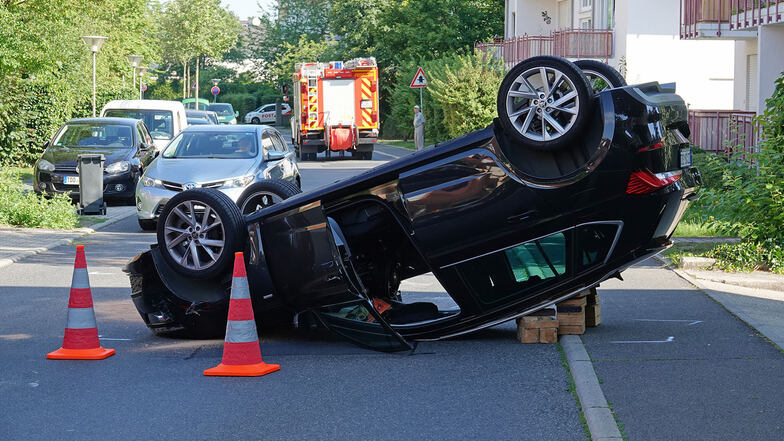 Auto landet bei Unfall in Dresden auf dem Dach