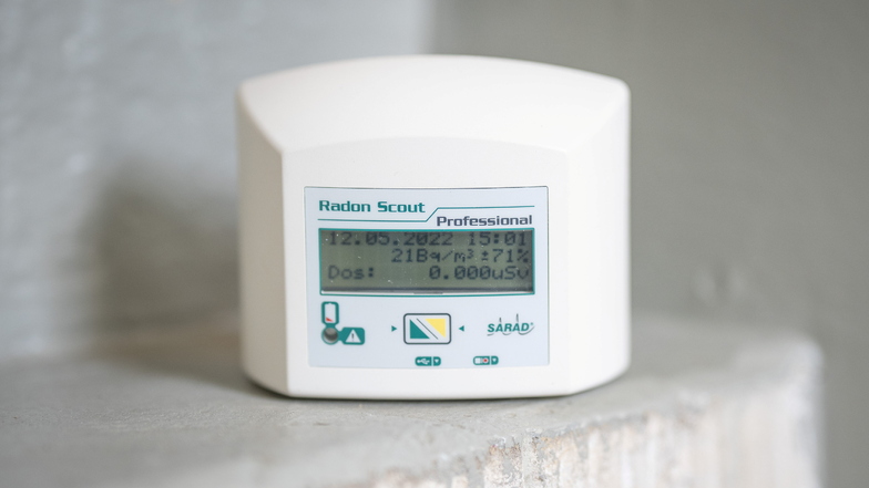 Mithilfe eines solchen Messgerätes lässt sich die Radon-Konzentration in Gebäuden messen.