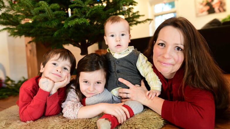 Diana Holdorf kann mit ihren Kindern (von rechts) Hans-Egard, Gerda und Edgar unterm Weihnachtsbaum liegen. Hans-Egard wurde sogar am 1. Januar 2021 unterm Tannenbaum in der Wohnstube geboren.
