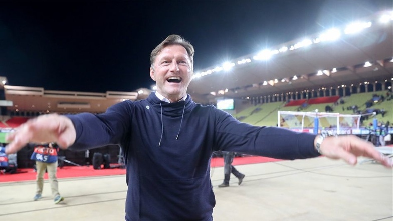 „Ich übertreibe nicht, wenn ich von unserem besten Auftritt in dieser Champions-League-Saison spreche:“ Leipzigs Cheftrainer Ralph Hasenhüttl feiert den Sieg mit den mitgereisten Fans.
