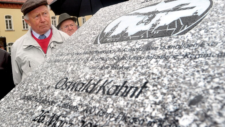 Auch zur Einweihung des Gedenksteins für den Flugpionier Oswald Kahnt weilte DDR-Kosmonaut Sigmund Jähn in Kamenz.