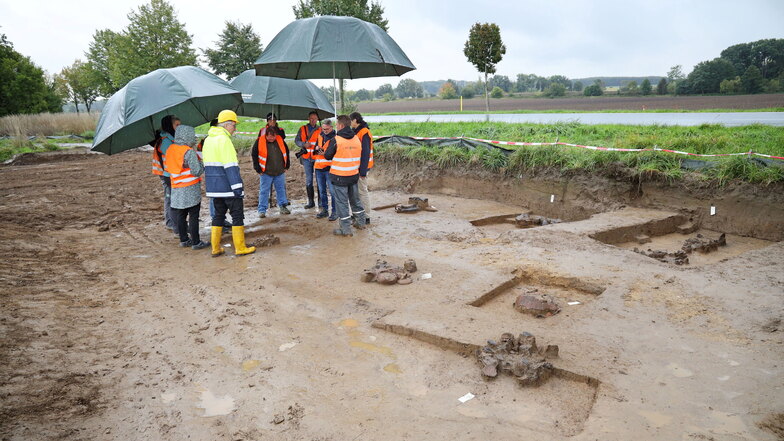 Bei einem Termin im September 2022 hatten die Archäologen ein freigelegtes Gräberfeld an der Canitzer Straße präsentiert.