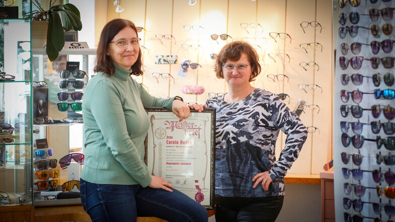 Zwei Kamenzerinnen, die den Meisterbrief seit Jahren in der Tasche haben: Augenoptikermeisterin Carola Büttner (r.) und ihre Mitarbeiterin Heike Schäfer.