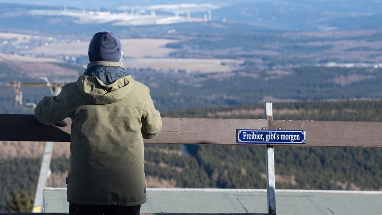 Ein Spaziergänger steht auf dem Fichtelberg: Der auch bei Touristen beliebte Erzgebirgskreis ist das erste Corona-Risikogebiet in Sachsen.