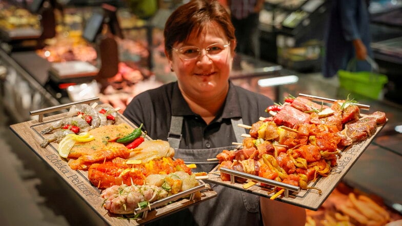 Fleischwarenfachverkäuferin Christina Domaschke präsentiert das Grill-Angebot des Kamenzer Edeka-Marktes.