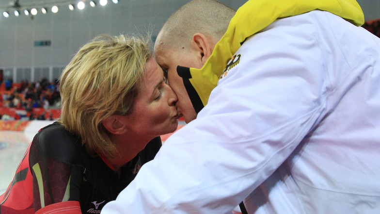 Nach ihrem Rennen über die 5.000 Meter bei den Olympischen Spielen 2014 in Sotschi küsst Matthias Große seine Lebensgefährtin Claudia Pechstein.