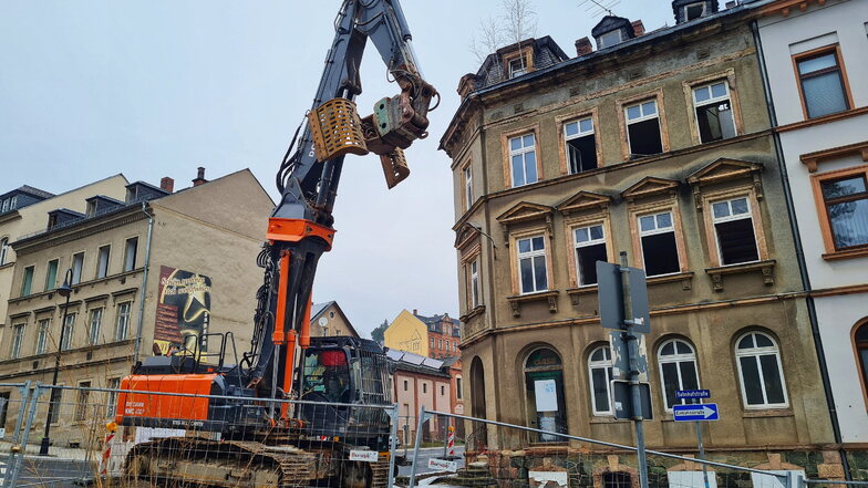 Ein großer Bagger steht seit Dienstag am Haus an der Härtelstraße 39 in Waldheim. Das Gebäude wird in den nächsten Tagen abgerissen.