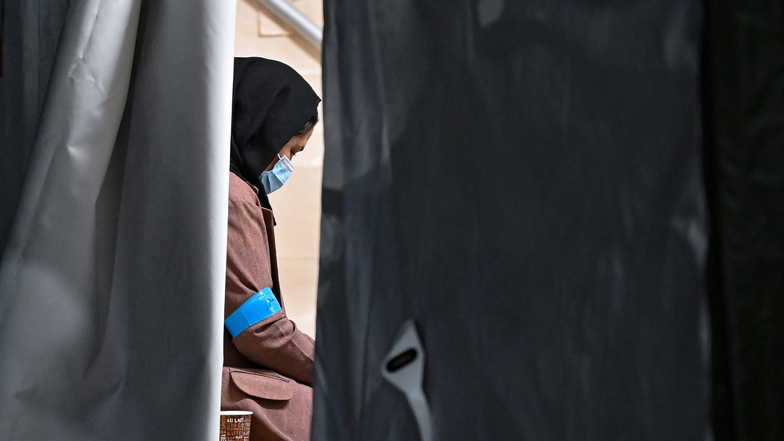 Eine Frau aus Afghanistan sitzt in einer Erstaufnahmeeinrichtung für Geflüchtete.