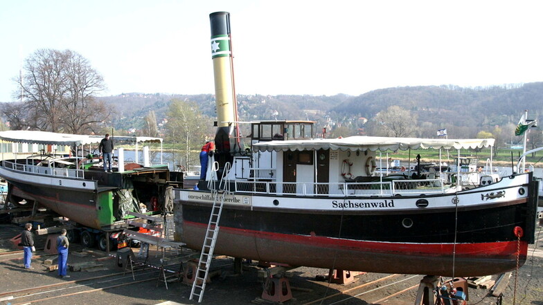 Nach 1989 nahm die Zahl der Aufträge langsam ab. Das Fahrgastschiff Sachsenwald wurde im April 2004 in der Laubegaster Schiffswerft um fünf Meter verlängert.