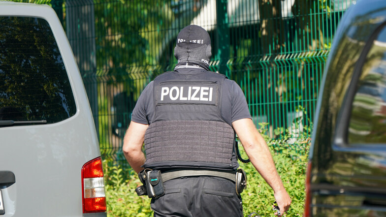 Bundespolizei steht bei einer Razzia vor einem Haus in Leipzig Grünau. Die Beamten haben am Mittwoch bundesweit mehrere Razzien durchgeführt.