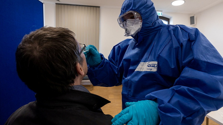 Lutz Flegel vom DRK testet SZ-Redakteur Tilman Günther auf das Coronavirus. Im Positivfall wird das Ergebnis mit einem PCR-Test überprüft.