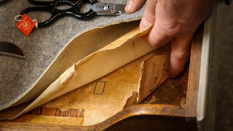 In den alten Schubladen des "Eisenfeustel" kann man sozusagen in der Geschichte blättern. Jeder der Inhaber legte einen weiteren Belag über den alten.