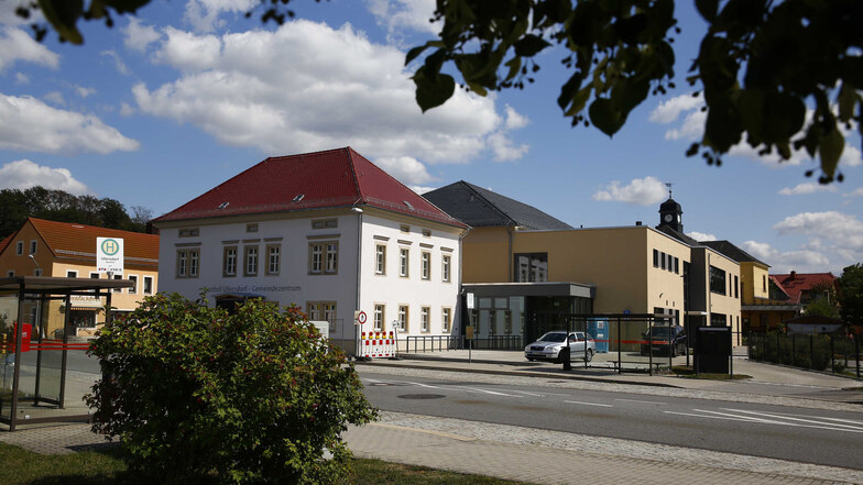 Noch steht ein Bauzaun vor dem neuen Gemeindezentrum in Ullersdorf. Unter anderem wird der Windfang vor der Eingangstür noch aufgebaut. Auch im Innern des Gebäudes müssen noch einige Arbeiten erledigt werden. Einen offiziellen Einweihungstermin gibt es no