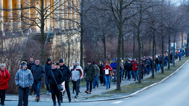 Gegner der Corona-Politik gingen in Zittau spazieren - so viele wie bei der abgebildeten Montags-Demo waren es allerdings am Donnerstag nicht.