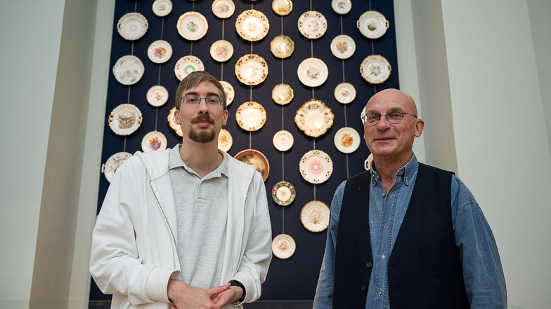 Alexander Szalapski und Martin Kügler vom Schlesischen Museum sind die Kuratoren der großen Porzellanausstellung im Schönhof. Besonders attraktiv: die "Tellerwand" im Hintergrund.