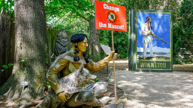 Symbolik im Garten des Karl-May-Museums: Weil an den Figuren der Lack blättert und teils auch Stücke fehlen, wurde eine Installation draus, die auf die Situation der heute lebenden Indianer in den USA aufmerksam macht.