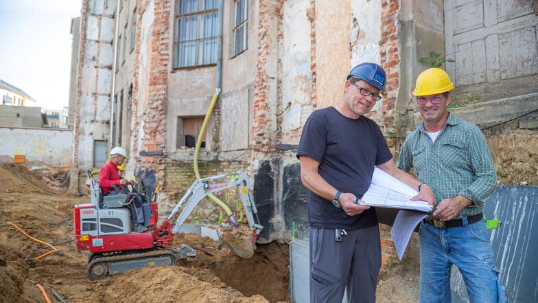 Eine der großen Baustellen in Görlitz ist die am Landratsamt. Hier sind Bauleiter Kai Rimbach von der Firma AIP (links) und Polier Frank Baumgarten von der Firma HFS Ebersbach (rechts) im Gespräch.