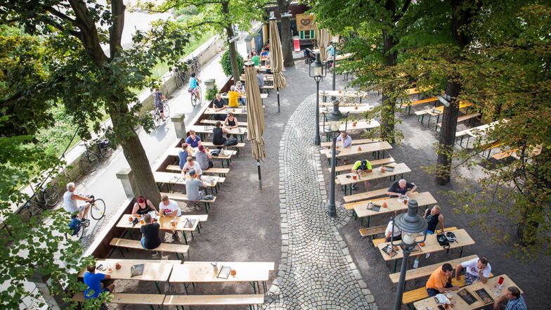 In Dresden-Pieschen lädt der Biergarten des Ball- und Brauhauses Watzke zu einer Abkühlung unter hohen Bäumen ein.