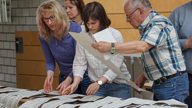 Handarbeit bis spät in die Nacht: Tausende Stimmzettel wurden in den Wahllokalen im Landkreis Bautzen ausgezählt.